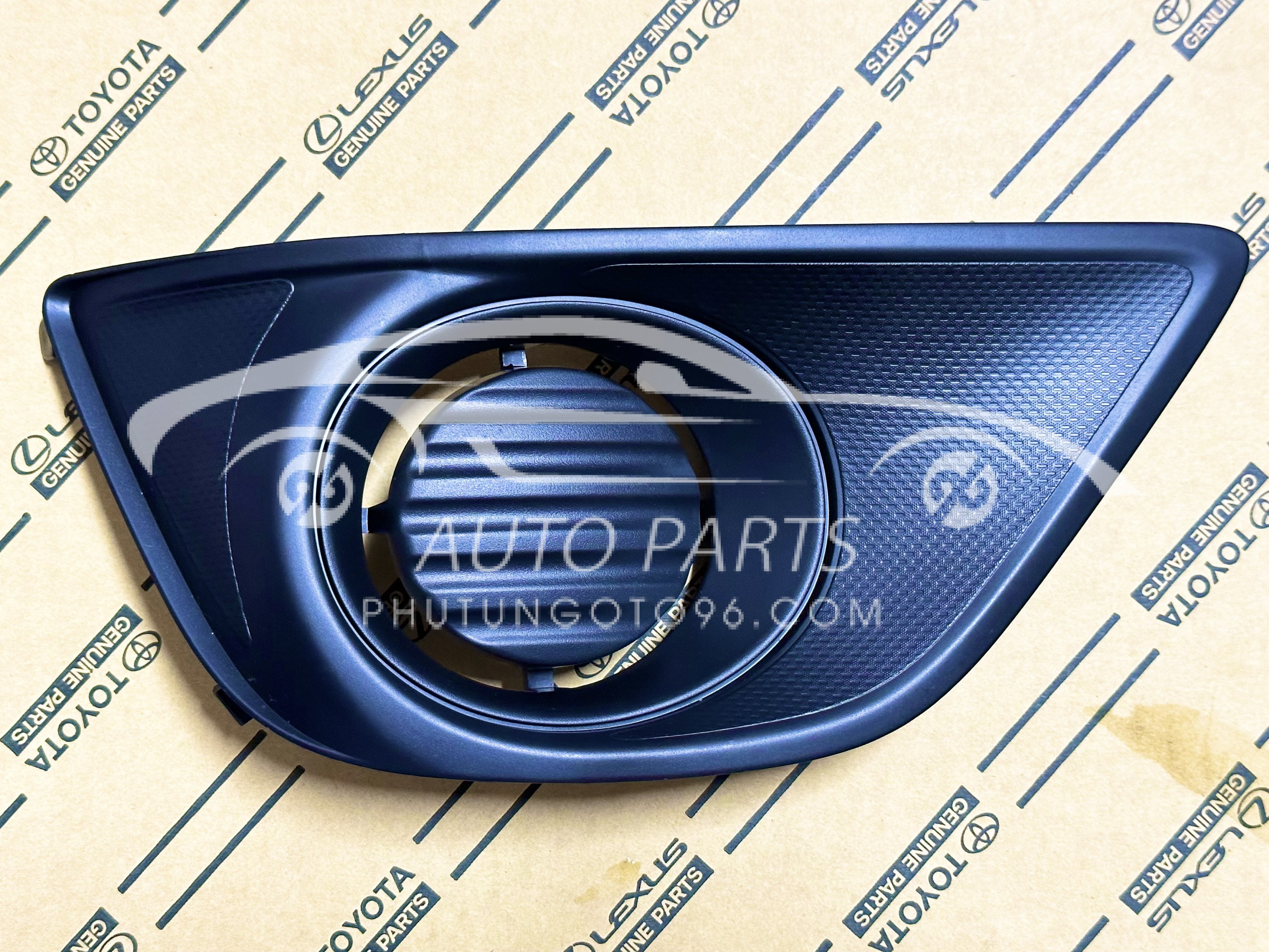 52127-0K060 Ốp giả đèn gầm trước Innova RH