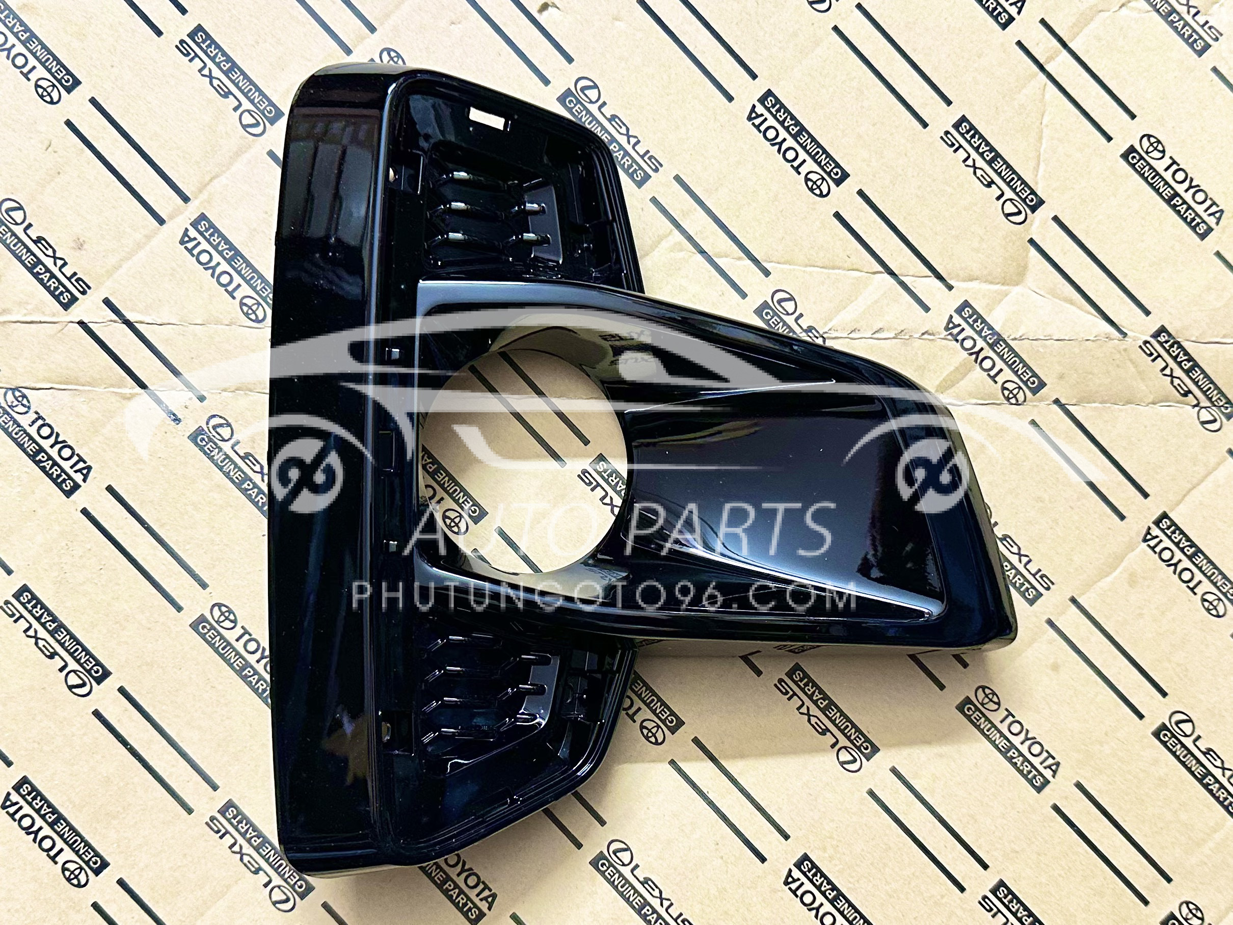 52127-YP100 Ốp đèn gầm Hilux 2019 RH