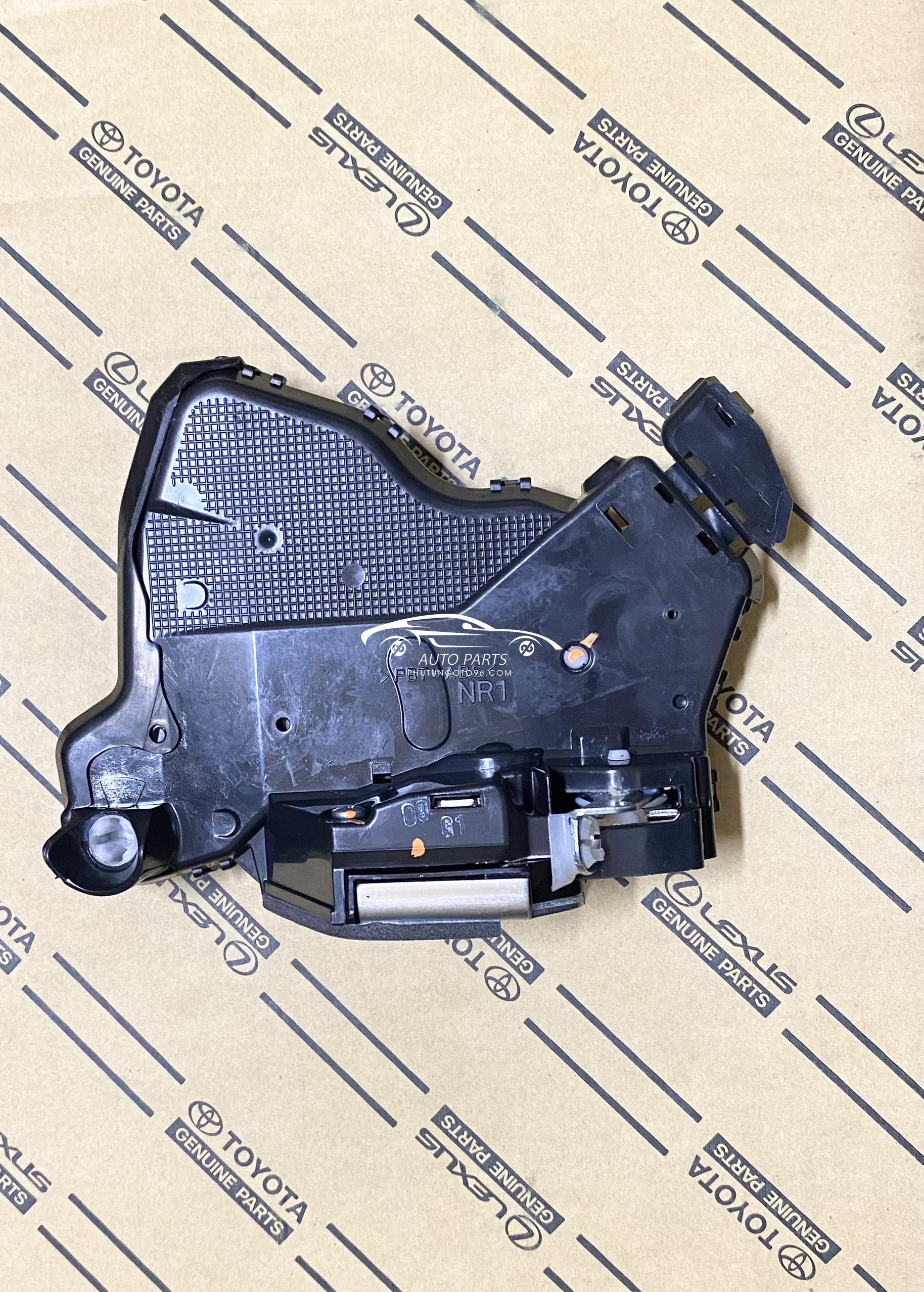 69030-0K070 Cơ cấu khoá ngậm cửa trước Innova 2007 - 2016 RH