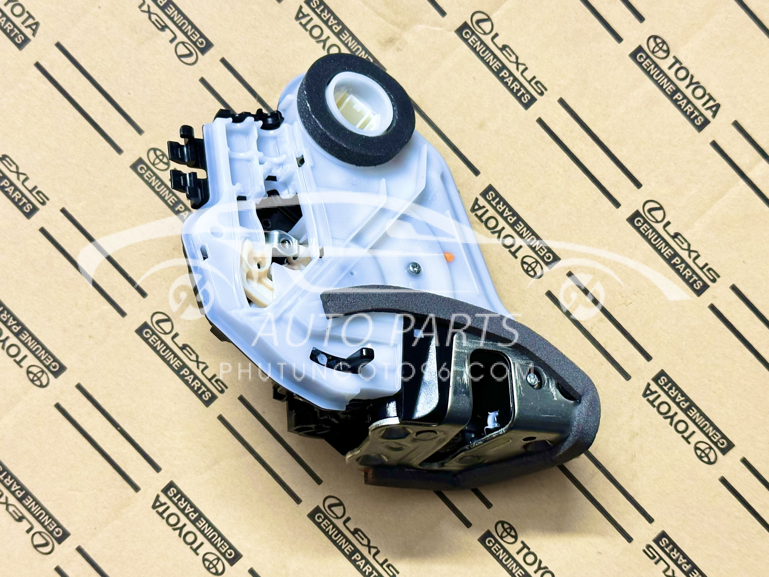 69050-0K020 Cơ cấu khóa ngậm cửa sau Altis 2015, Cross,  Innova, Hilux, Fortuner 2017 RH