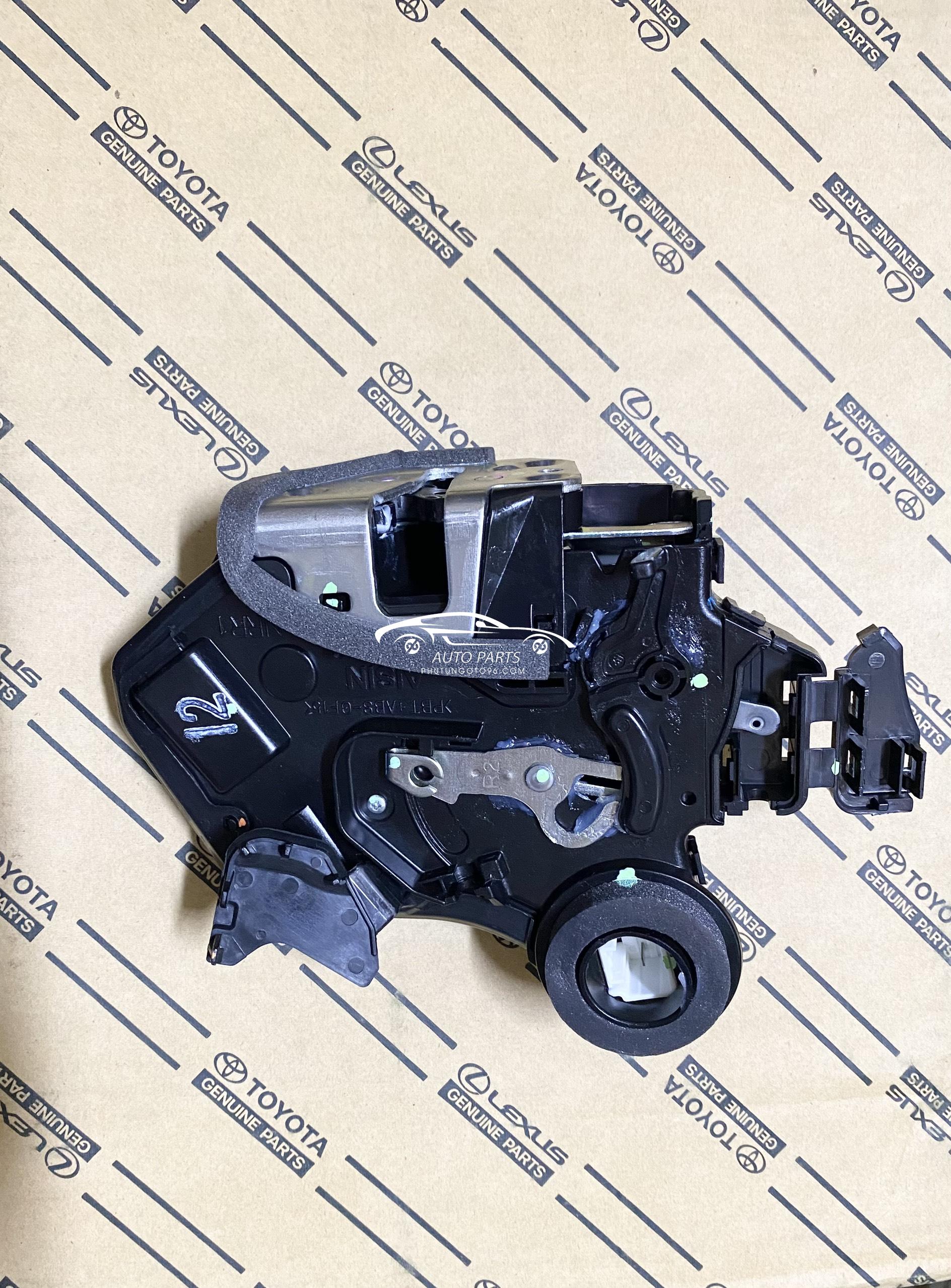 69050-0K040 Cơ cấu khoá ngậm cửa sau Innova 2007- 2016 RH