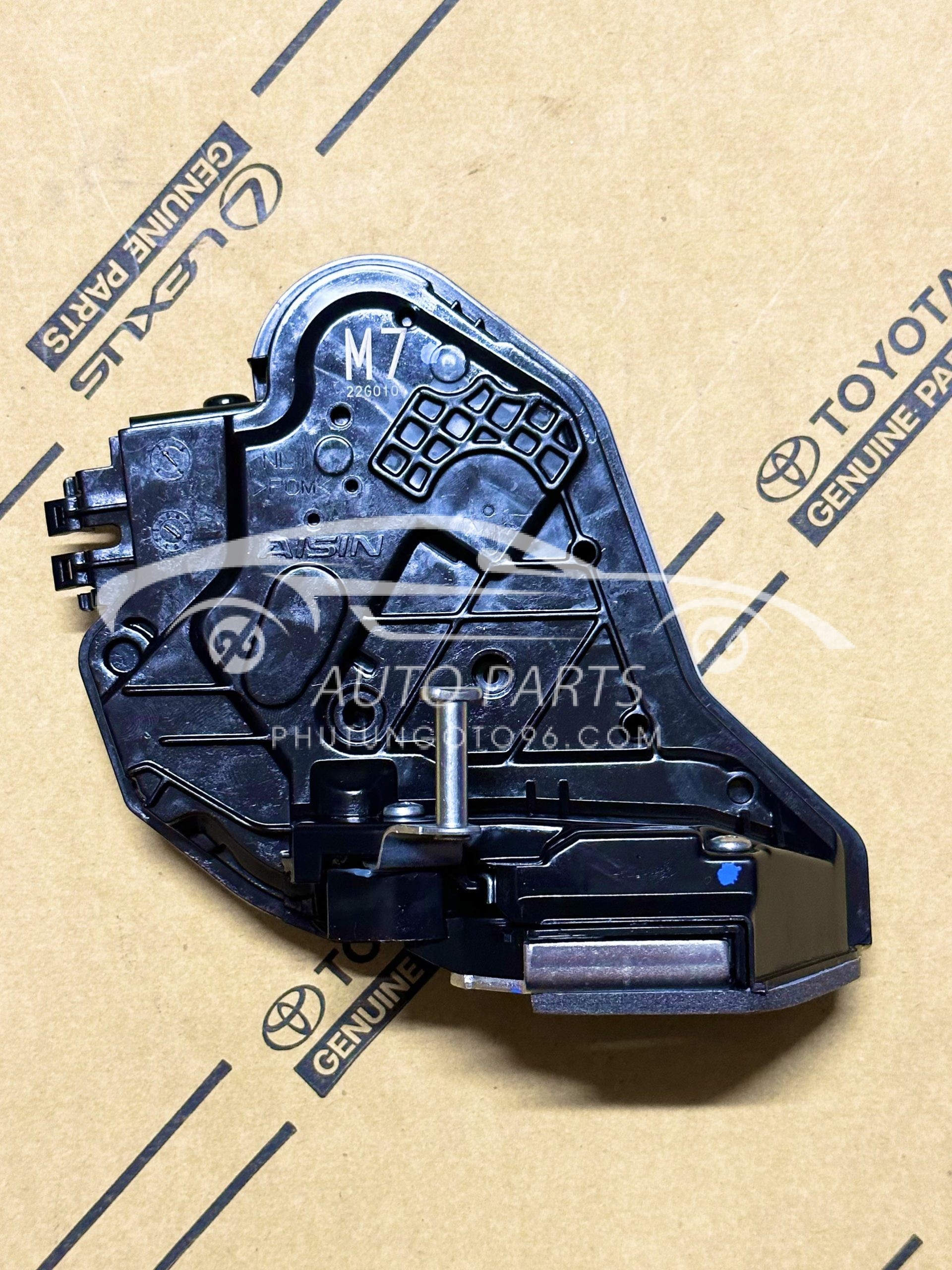 69060-0K070 Cơ cấu khóa ngậm cửa sau Innova - Fortuner - Hilux 2017 LH