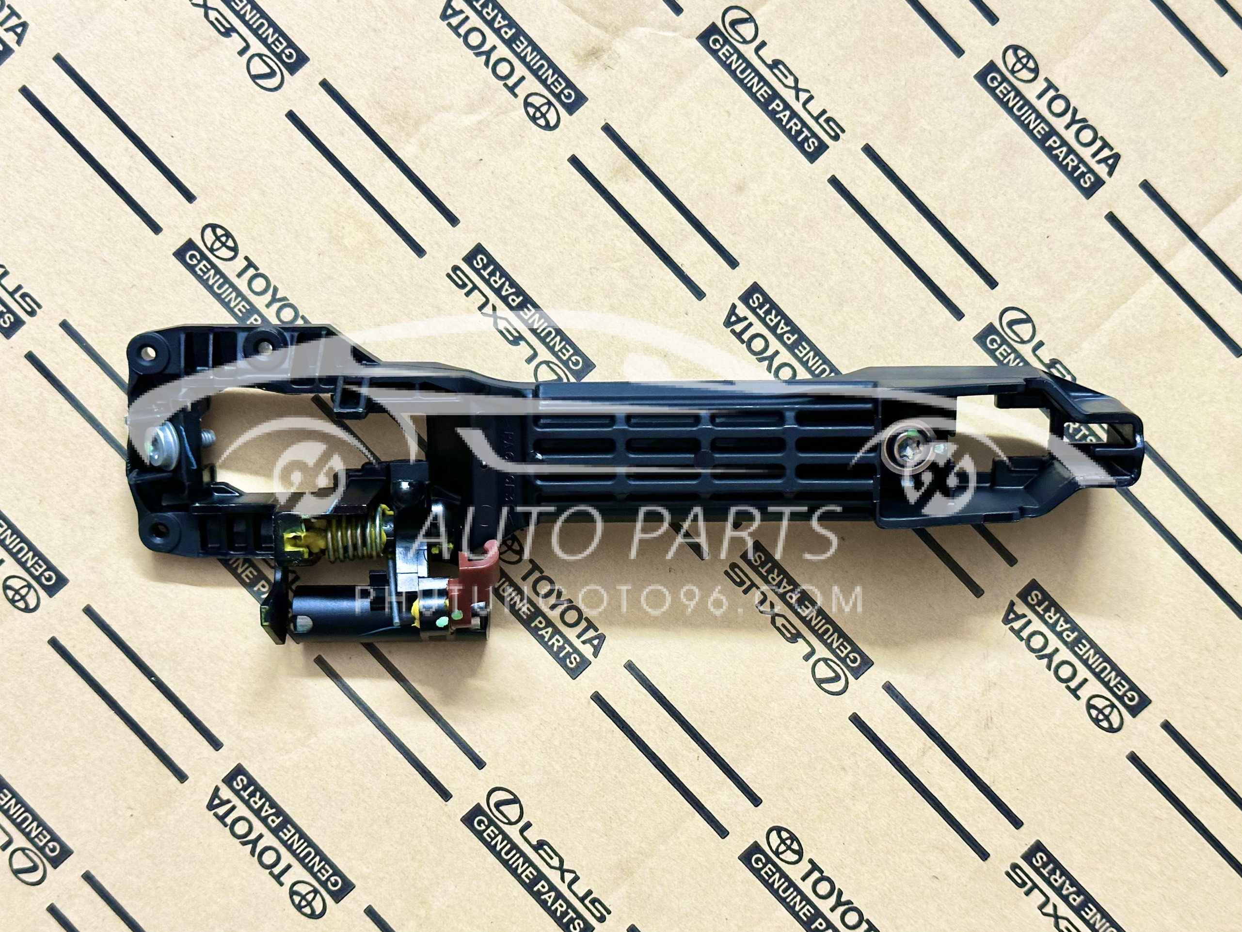 69201-0K010 Xương bắt tay mở cửa trước Innova 2006-2016 RH