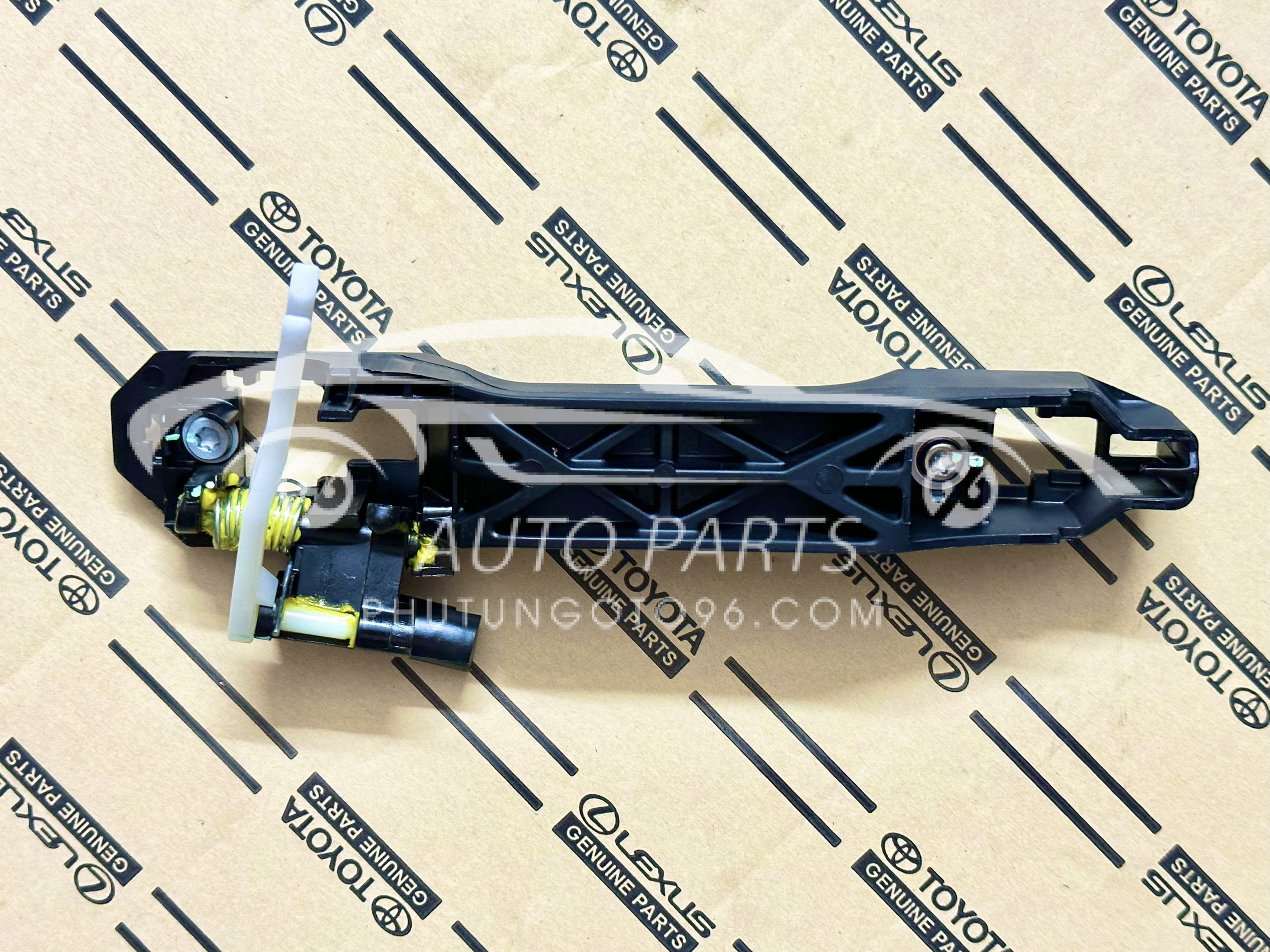 69203-0K040 Xương bắt tay mở cửa sau Innova 2006-2016 RH