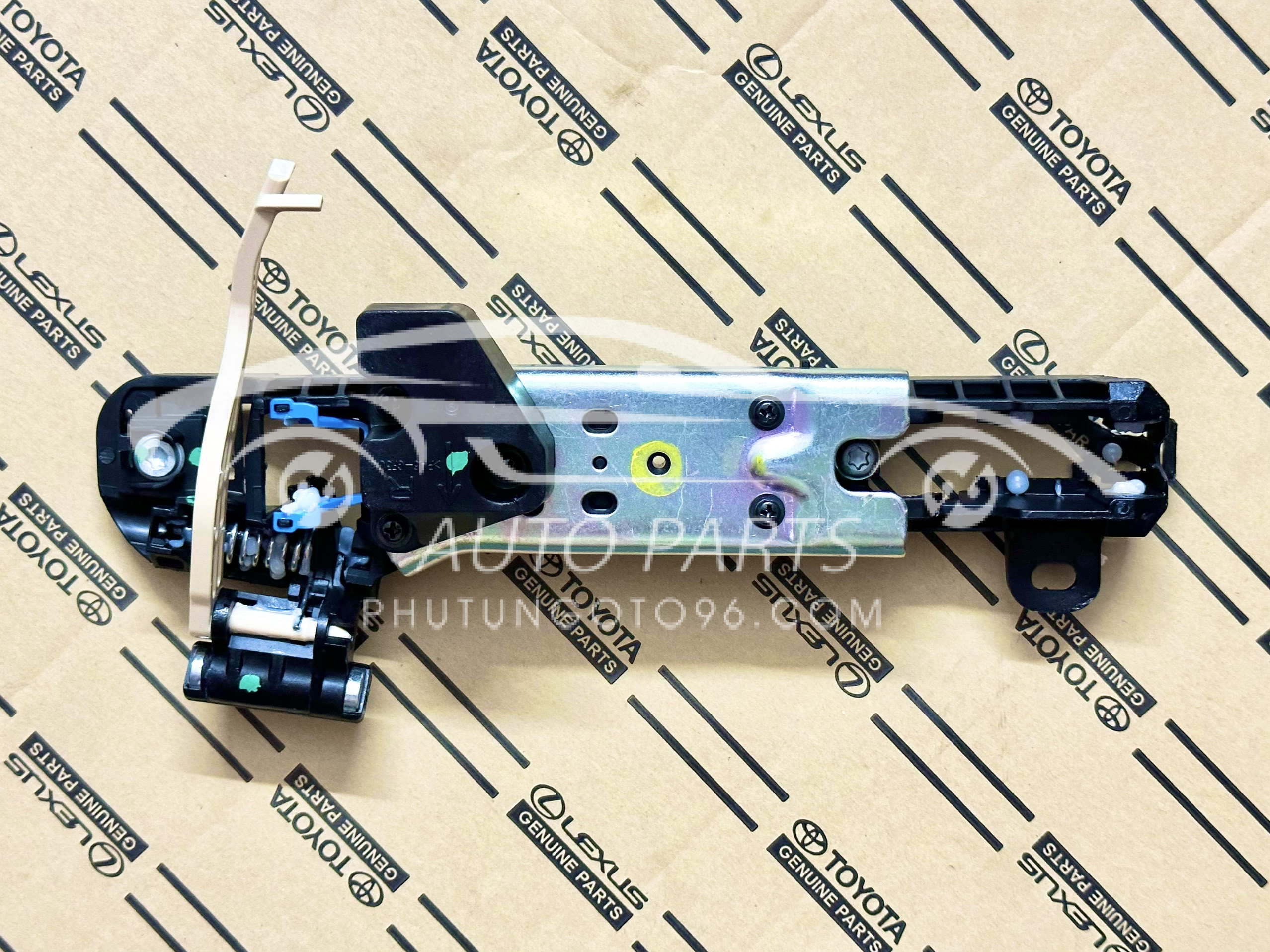 69203-0K070 Xương bắt tay mở cửa sau Hilux, Fortuner, Vios 2018  RH