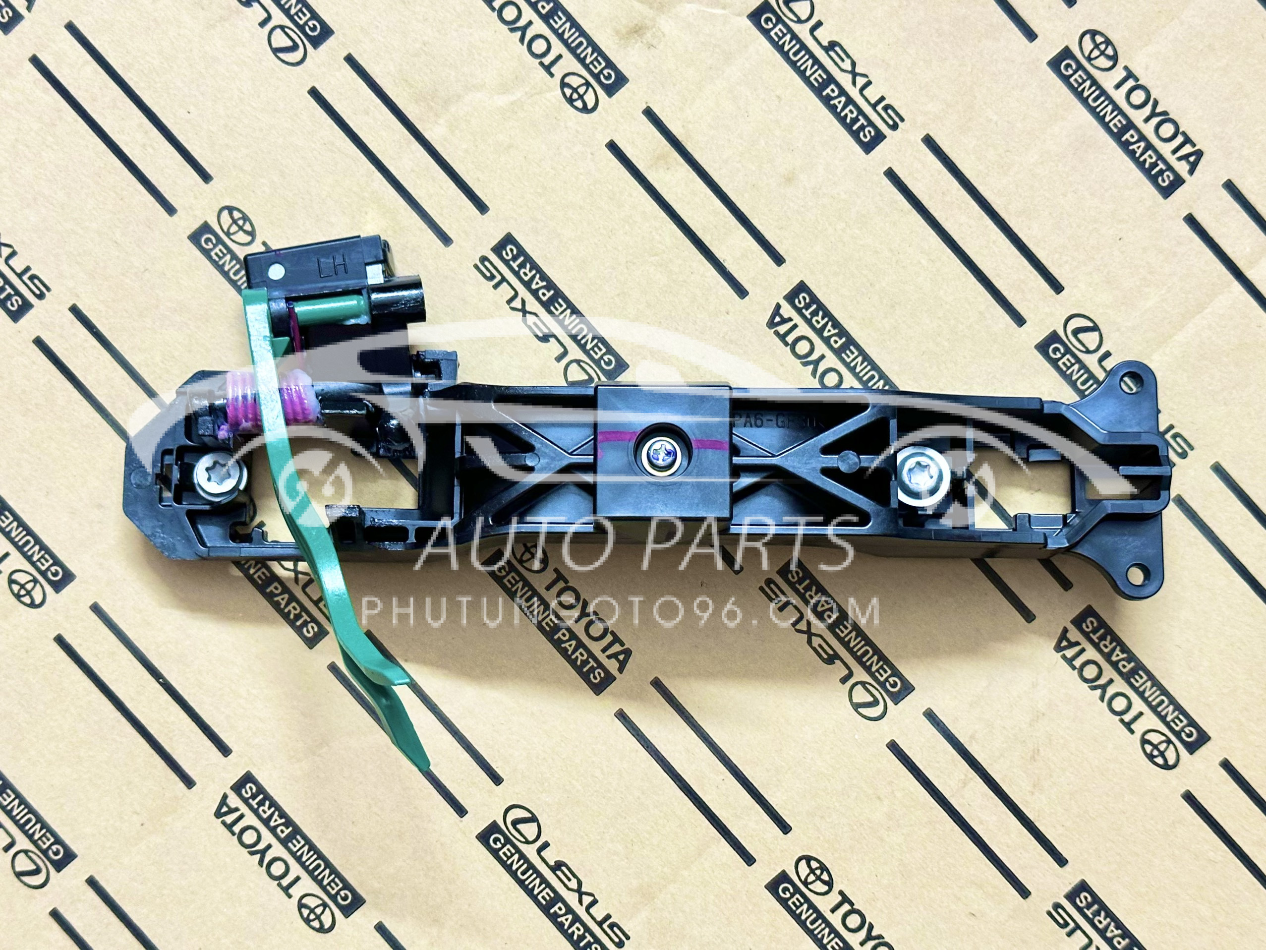 69204-0D120 Xương bắt tay mở cửa sau Vios, Yaris 2014-2019 LH