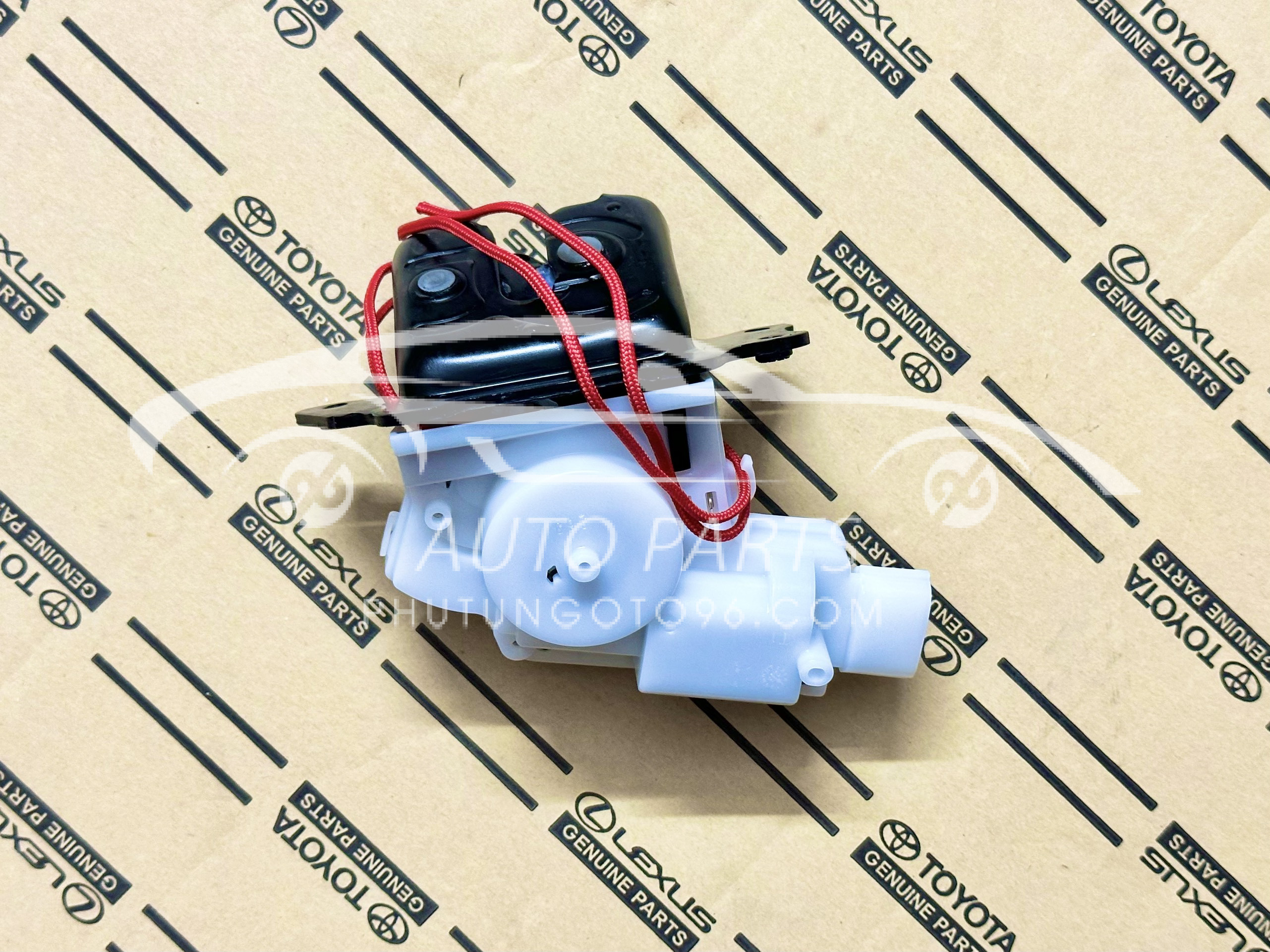 69350-0K190 Khóa ngậm cửa hậu Cross, Innova, Fortuner 2017