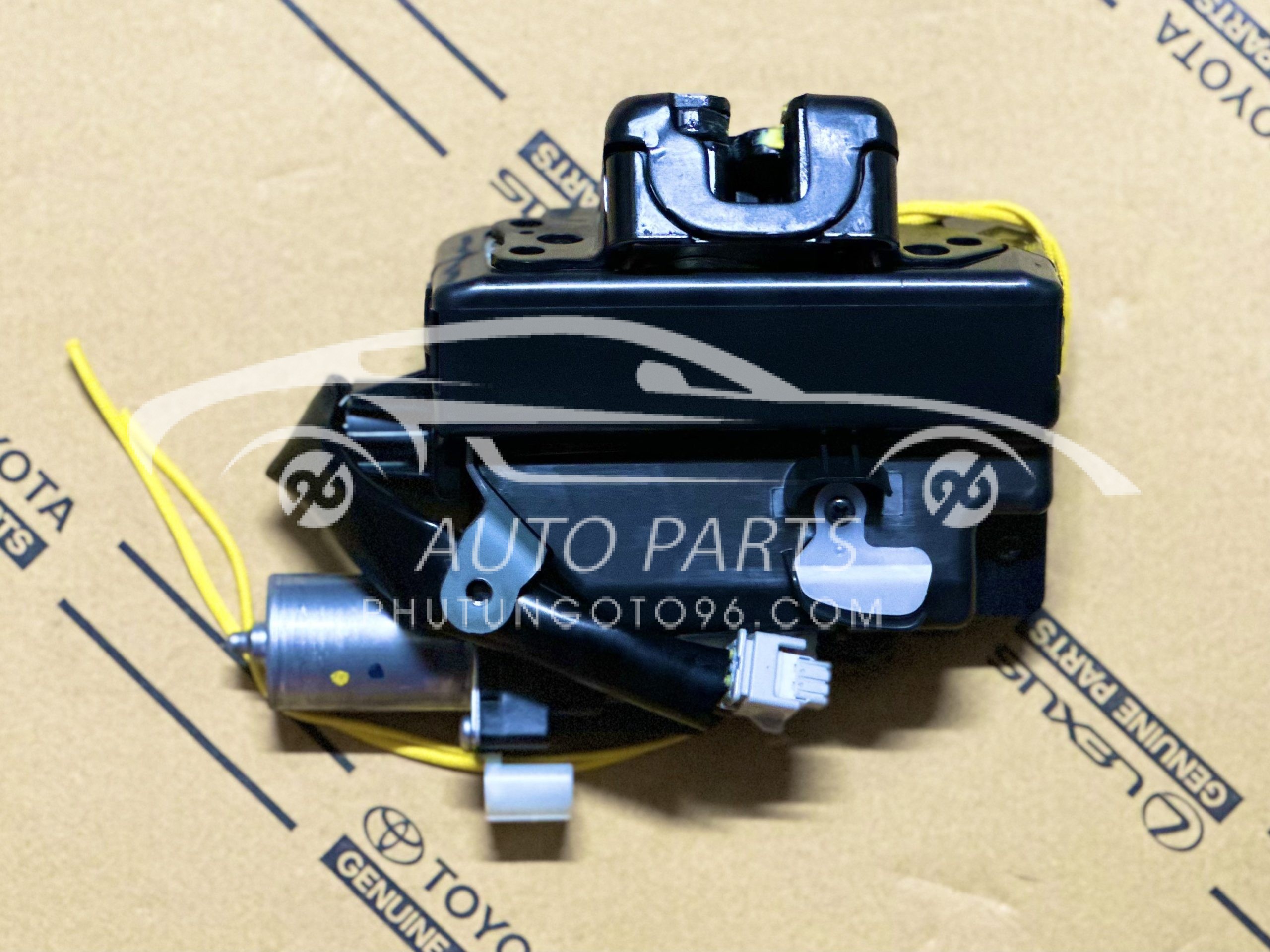 69350-0K290 Khóa ngậm cửa hậu Innova V-Fortuner 2017-2021 (Ty điện)