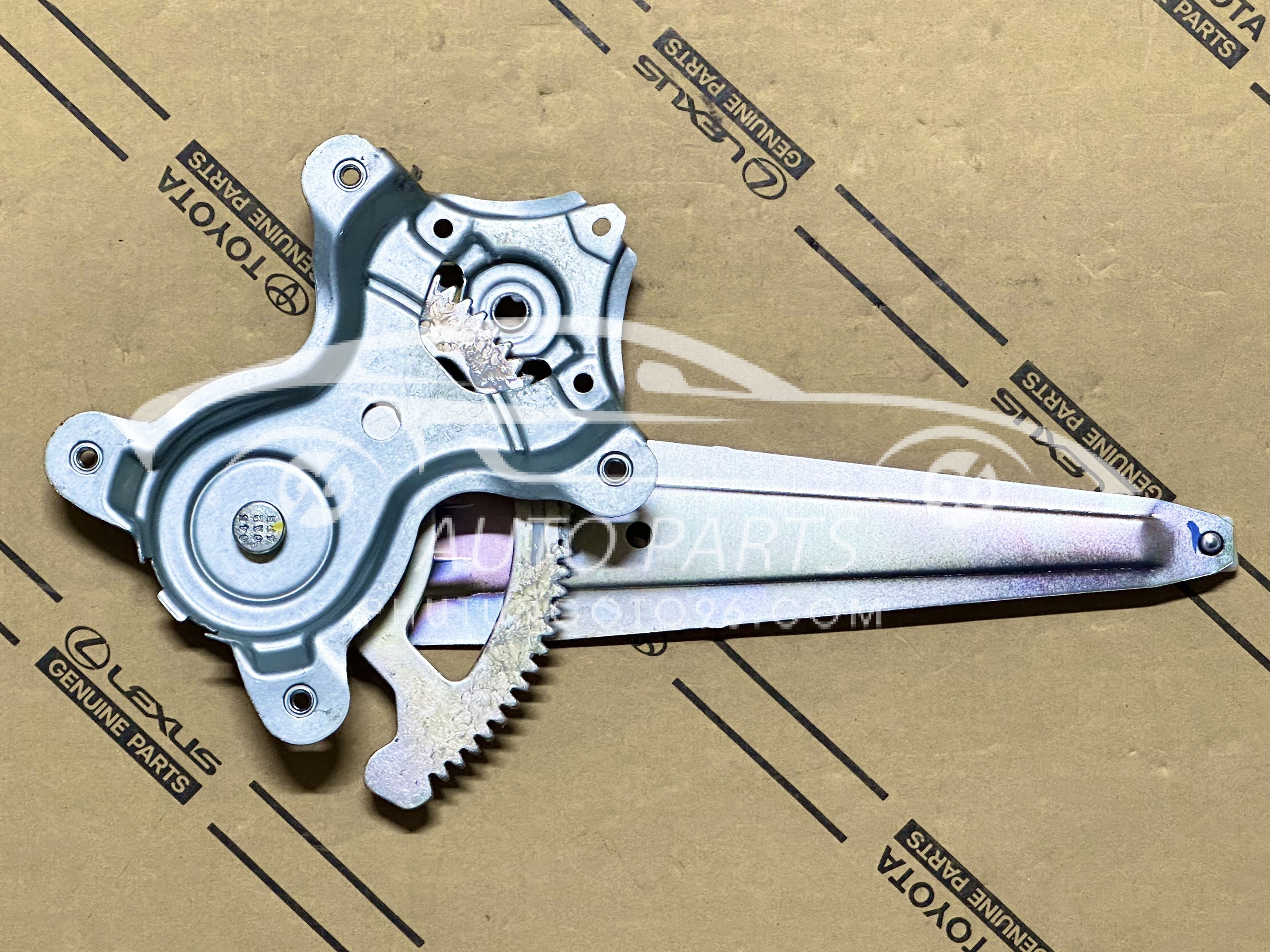 69803-0K010 Compa lên kính cửa sau Hilux - Fortuner 2009-2016 RH