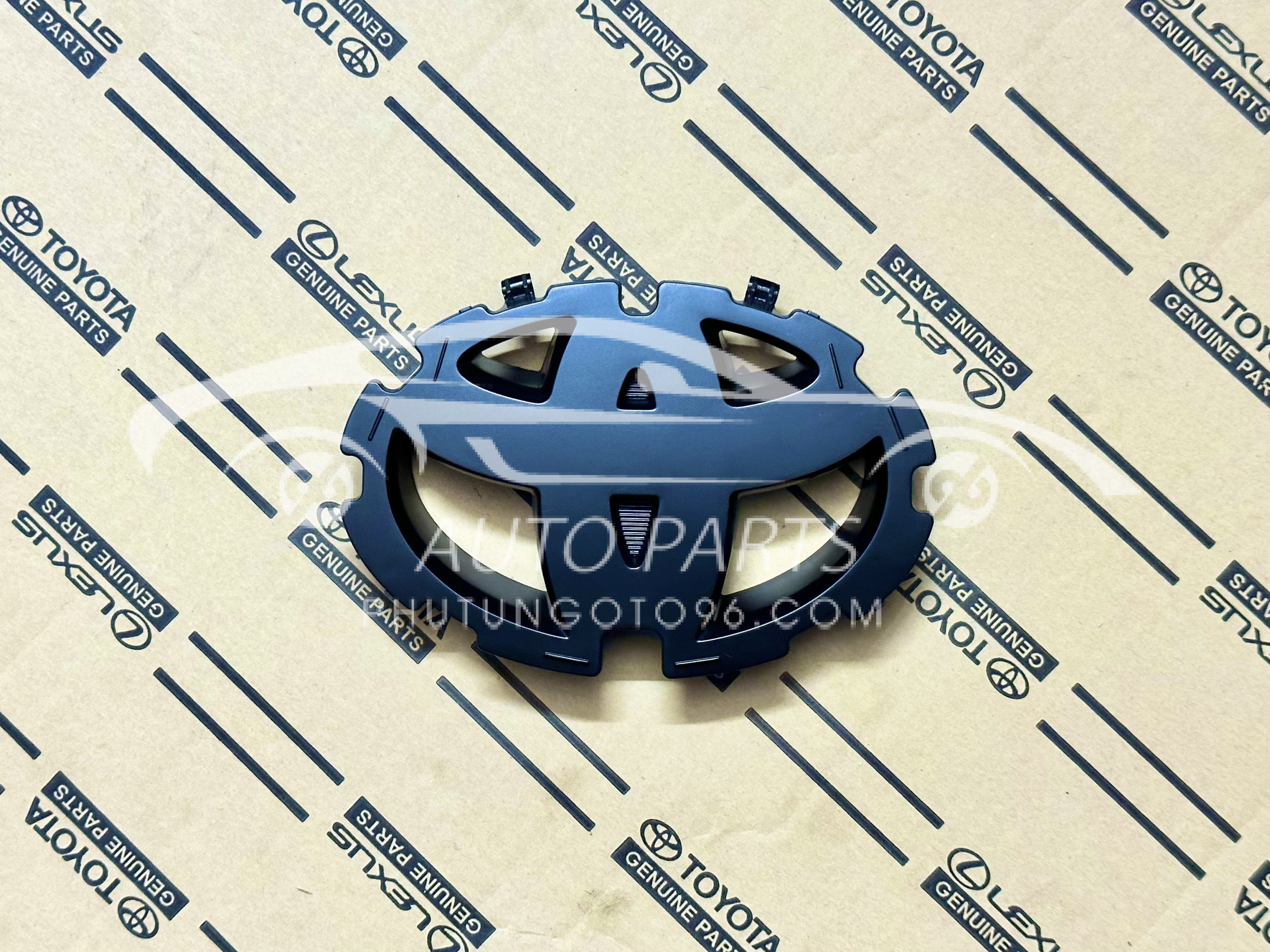 75312-0K020 Đế Logo ca lăng Innova 2013-2016