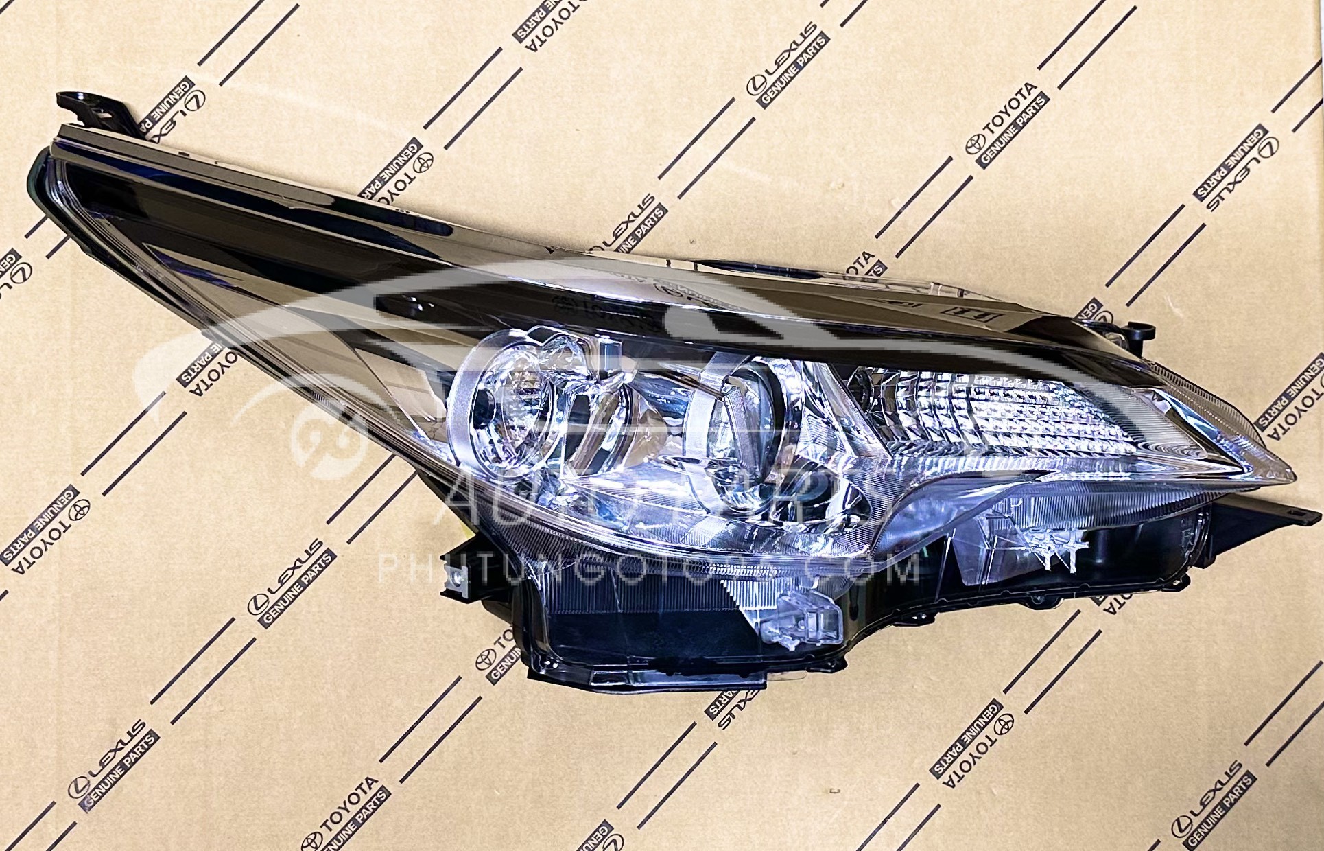 81130-0KA11 Đèn pha Fortuner 2017 - 2020 RH