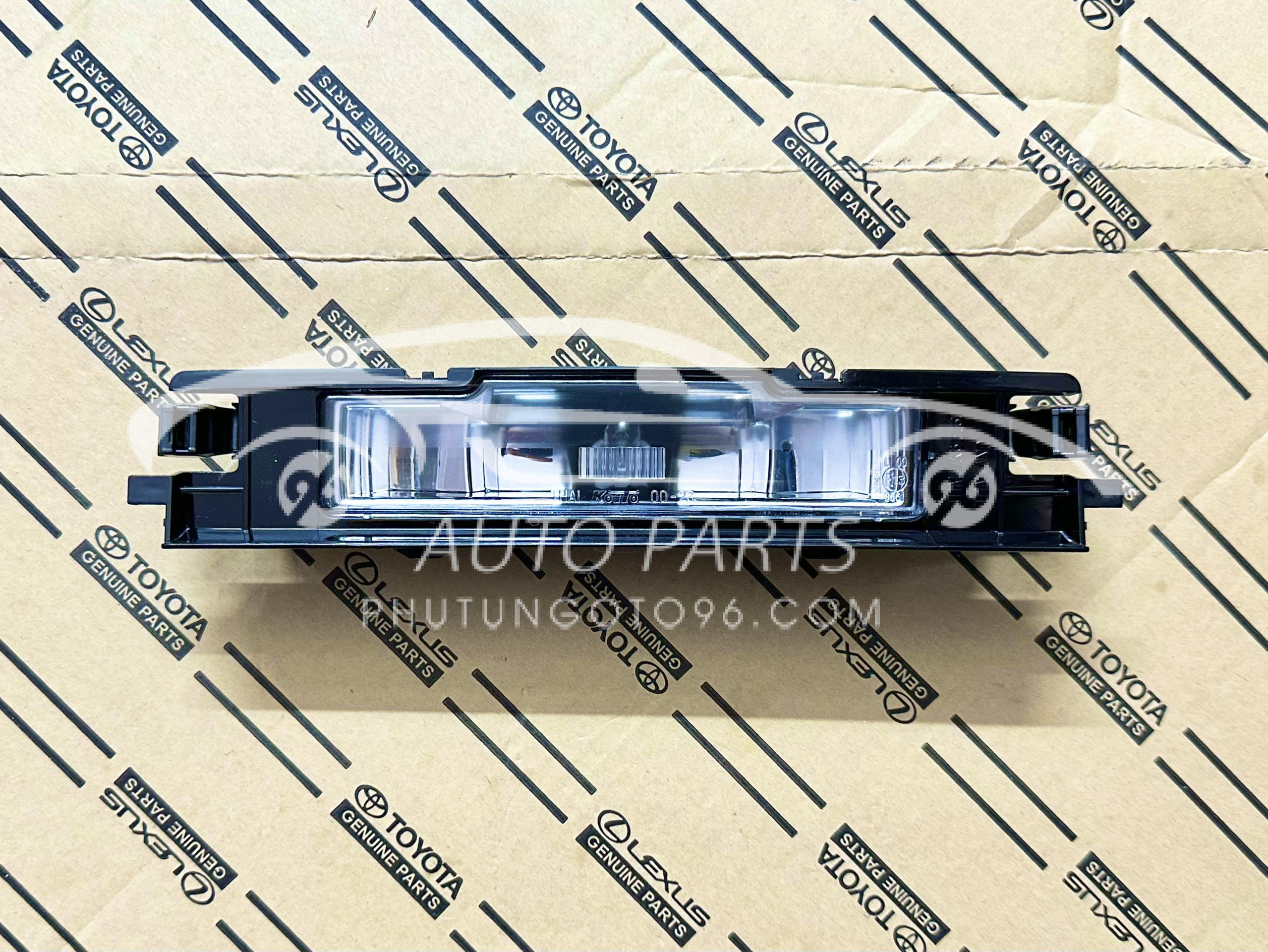 81270-0D060 Đèn soi biển số Yaris 2009-2013