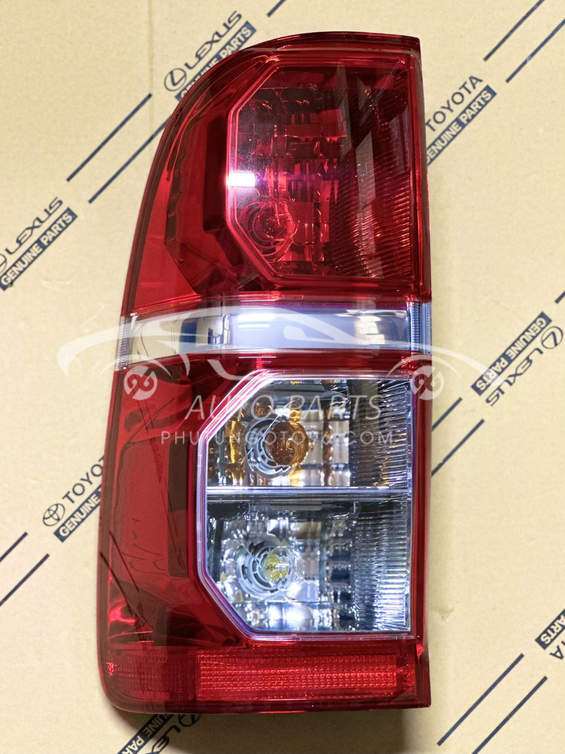 81560-0K150 Đèn hậu Hilux 2011-2014 LH