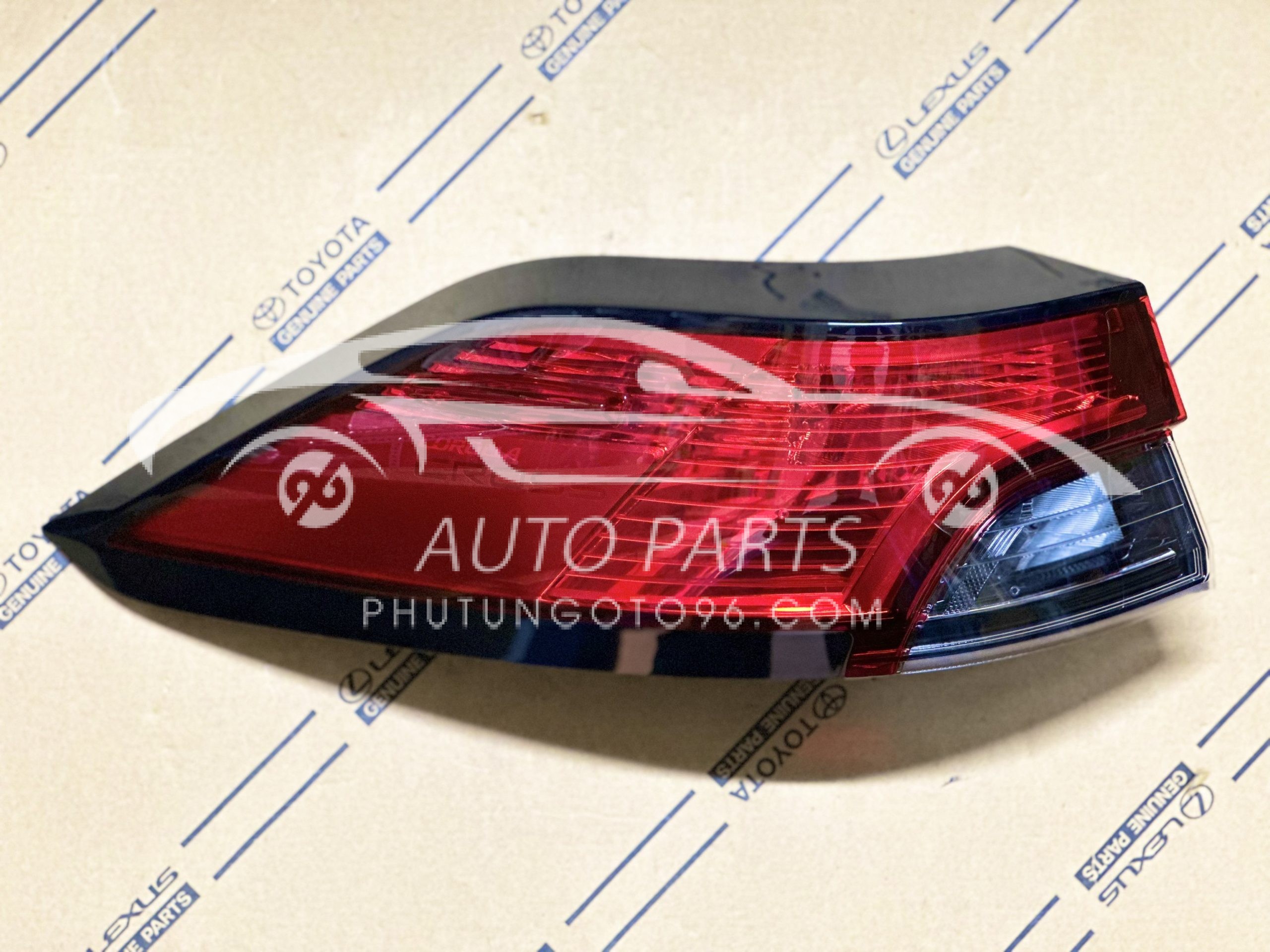 81561-0A070 Đèn hậu ngoài Cross V-HV LH (Có Led)