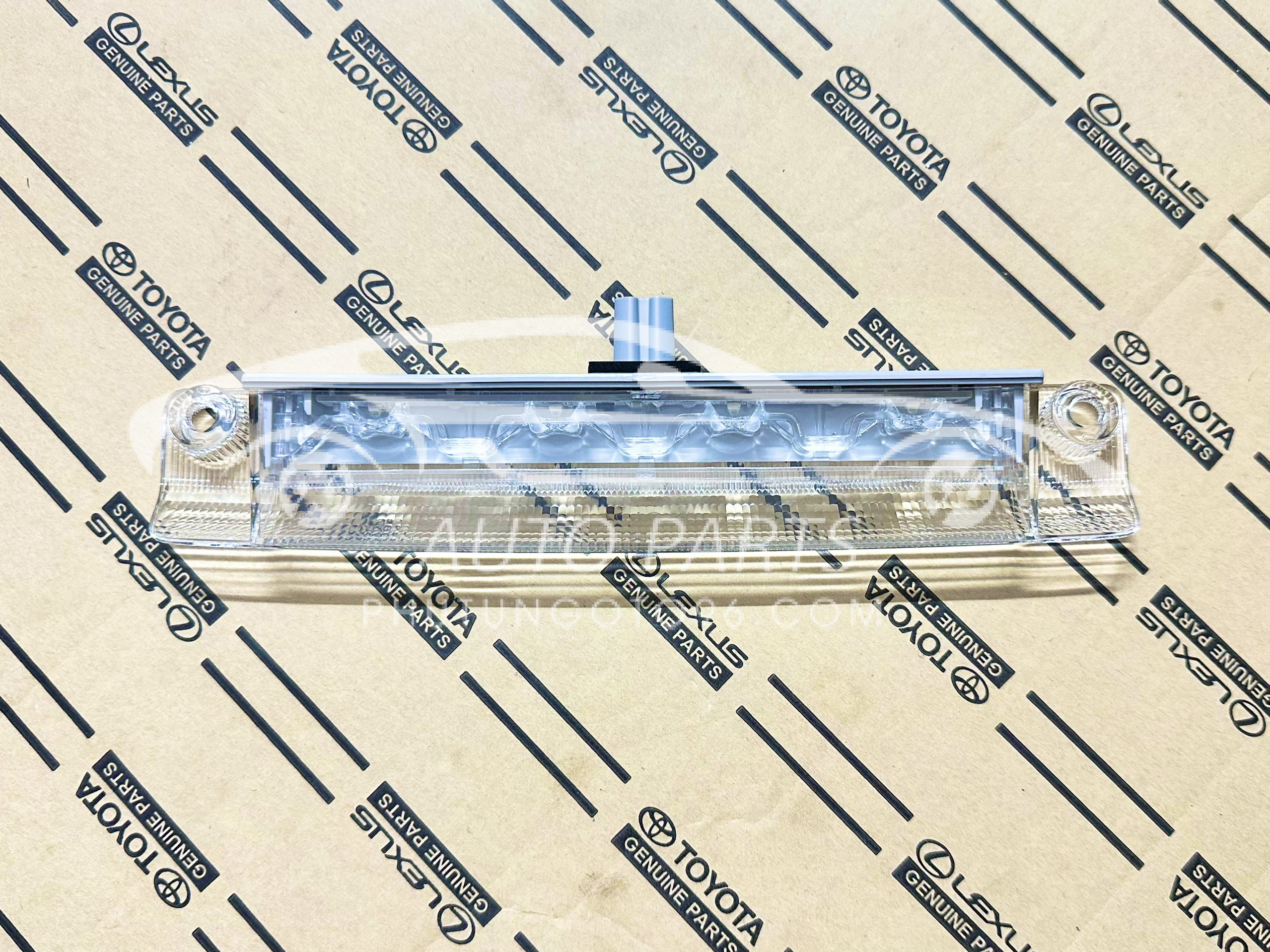 81570-0K090 Đèn phanh trên cửa hậu Innova, Fortuner