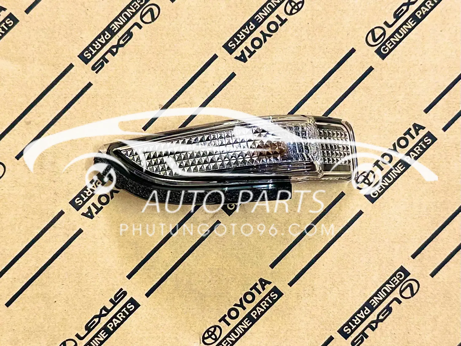 81730-52100 Đèn gương Altis, Vios, Camry RH