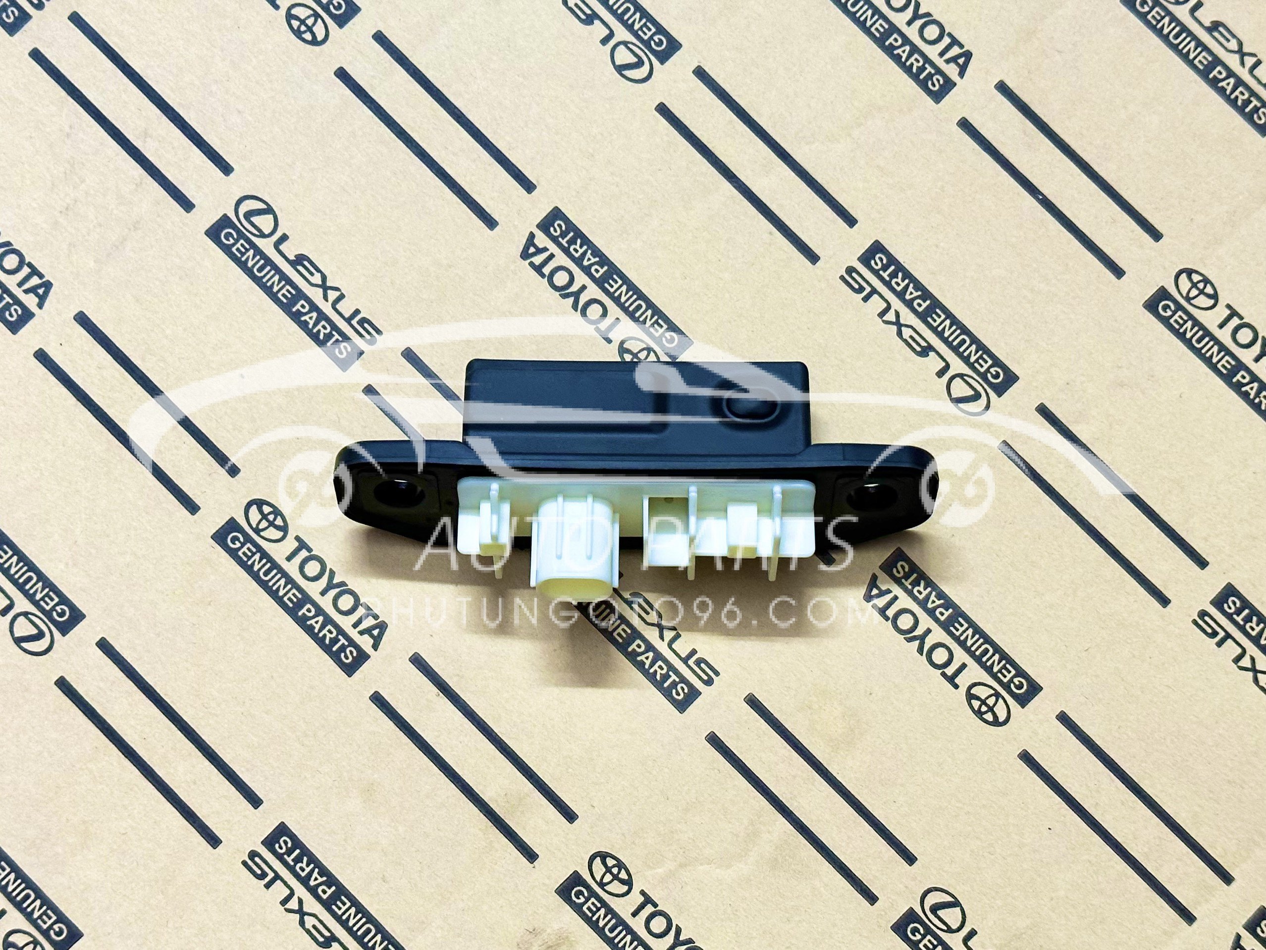 84840-47040 Công tăc mở cửa hậu Cross 2021